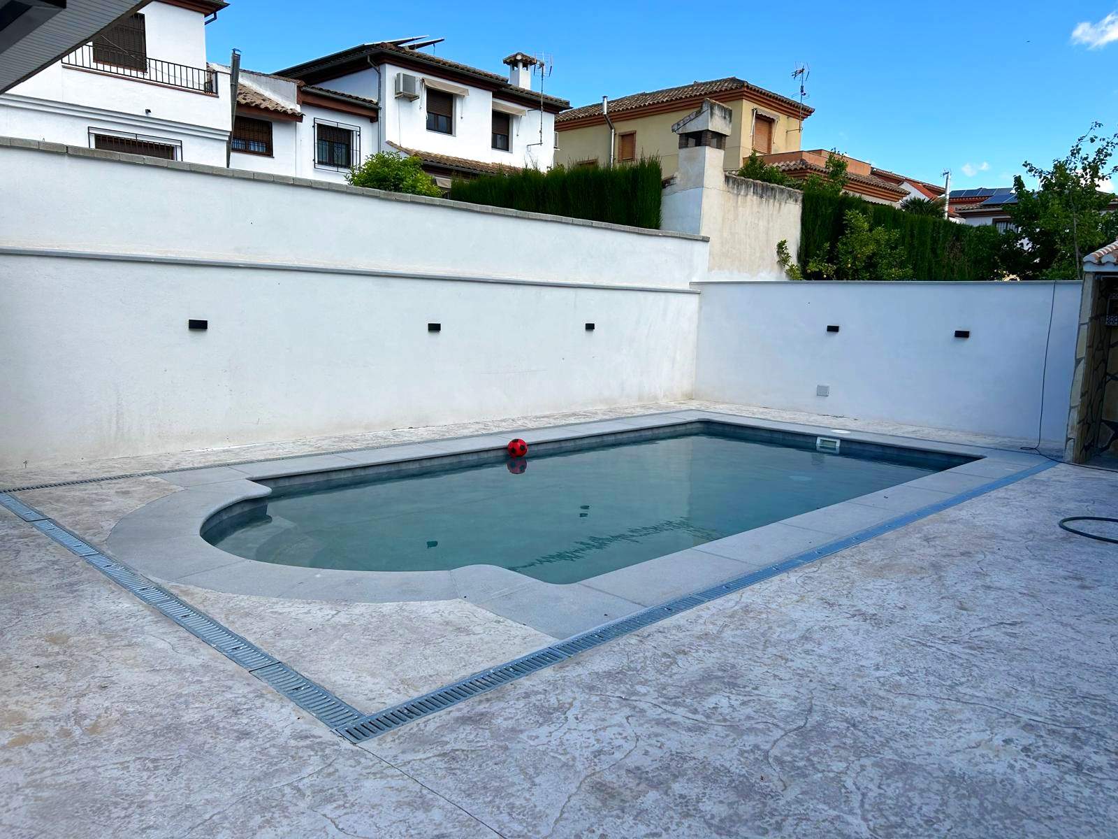 Piscina reformada con pavimento de travertino